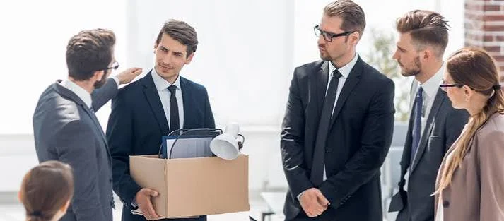 متى يفقد الموظف صفته الوظيفية؟.. تعرف على أسباب انتهاء الخدمة وفقًا للقانون